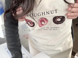 引っ越し作業中の彼女の頭を押さえつけて後ろからガン突きして中出しセックス