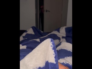 (JOI) Hermanastra gentil te saca LA LECHE antes de una cena familiar