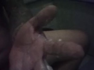 Jakol sa banyo habang tag libog