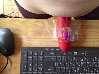 机におもちゃを固定して腰振りオナニ―する敏感クリトリス。