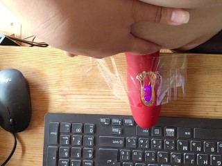 机におもちゃを固定して腰振りオナニ―する敏感クリトリス。