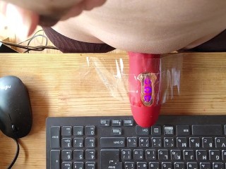 机におもちゃを固定して腰振りオナニ―する敏感クリトリス。