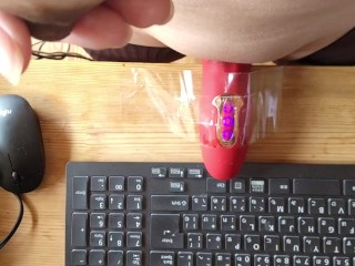 机におもちゃを固定して腰振りオナニ―する敏感クリトリス。