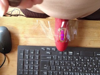 机におもちゃを固定して腰振りオナニ―する敏感クリトリス。