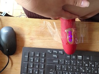 机におもちゃを固定して腰振りオナニ―する敏感クリトリス。