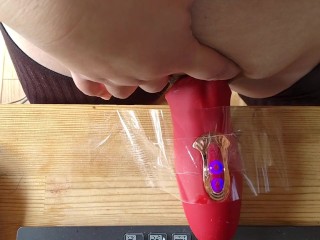 机におもちゃを固定して腰振りオナニ―する敏感クリトリス。