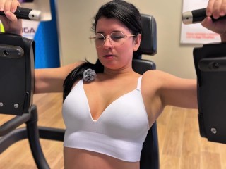 Chica Nerd de lentes se excita en el gimnasio y se folla a su gym crush