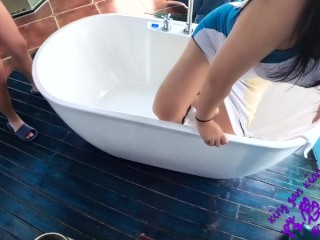 内射！摄影师好猛，无套后入干了好久。