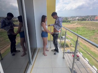 Mi hermanastro me dice que se la chupe en el balcón de la casa y follamos bien rico
