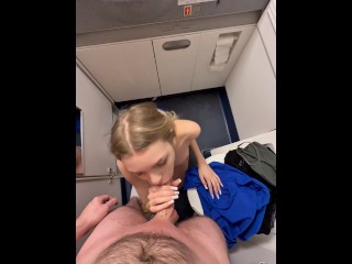 A girl gave her boyfriend a blowjob at an altitude of 10,000 meters / sex on a plane