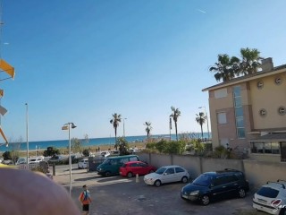 Io e il mio fratellastro ci stavamo divertendo in balcone e poi me lo ha messo nel culo