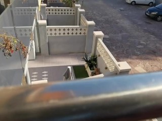 Io e il mio fratellastro ci stavamo divertendo in balcone e poi me lo ha messo nel culo