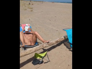 Exhibition sur la plage. Elle bronze sa chatte. Cap d'Agde