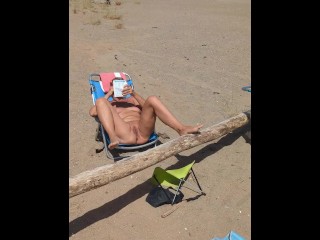 Exhibition sur la plage. Elle bronze sa chatte. Cap d'Agde