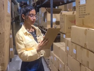 Me cojo a mi secretaria extranjera en el depósito de mi empresa