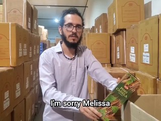 Me cojo a mi secretaria extranjera en el depósito de mi empresa