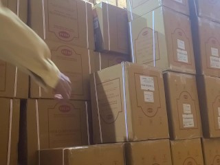 Me cojo a mi secretaria extranjera en el depósito de mi empresa