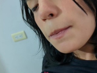 La voisine me séduit pendant que je répare sa machine à laver pendant l’absence de son mari