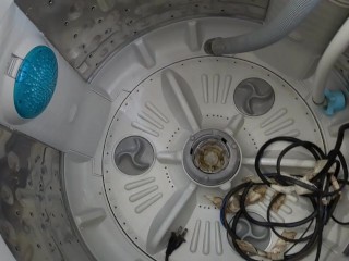 La voisine me séduit pendant que je répare sa machine à laver pendant l’absence de son mari