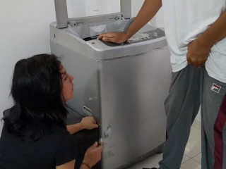 La voisine me séduit pendant que je répare sa machine à laver pendant l’absence de son mari