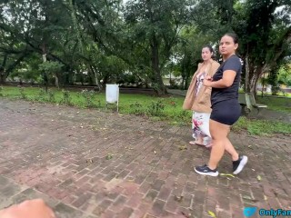 Me mostré a un extraño en la calle, dejo que me toque las tetas y me chupe el coño