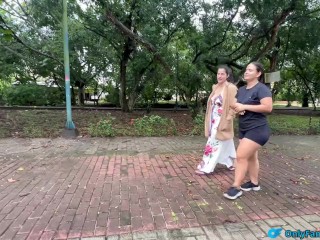 Me mostré a un extraño en la calle, dejo que me toque las tetas y me chupe el coño