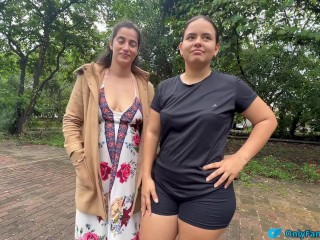 Me mostré a un extraño en la calle, dejo que me toque las tetas y me chupe el coño