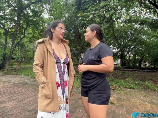 Me mostré a un extraño en la calle, dejo que me toque las tetas y me chupe el coño