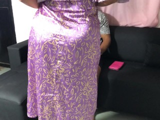 Suegra pone cachondo al novio de su hija mientras espera que salga de la ducha