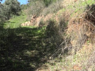 Beurette arabe suce un immigré africain dans un parc public à Marseille
