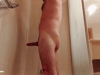 De polla blanda a dura y grande en la ducha! Maduro peludo real machacando su gran polla dura!