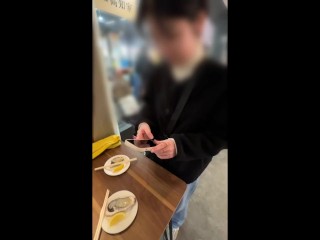 【女友達とセックスしたい僕】食べ歩き中にエロいお願いたくさんしてみた結果→中出し
