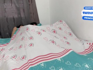 ¡No hagas ruido puedrian escucharnos! por favor folla mi pequeño y apretado coño-sexo bajo sabanas