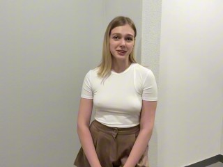 МОЯ НОВАЯ СОСЕДКА СВЕРХУ ОКАЗАЛОСЬ ШЛЮХОЙ И РАЗДВИНУЛА НОГИ В ПОДЪЕЗДЕ - ПУБЛИЧНЫЙ СЕКС