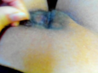 クリトリスをブラシで刺激したりマン毛を抜いたりする動画