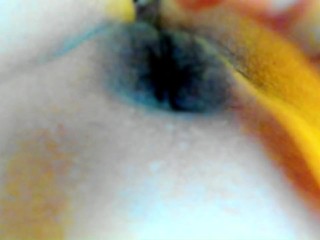 クリトリスをブラシで刺激したりマン毛を抜いたりする動画