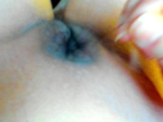 クリトリスをブラシで刺激したりマン毛を抜いたりする動画