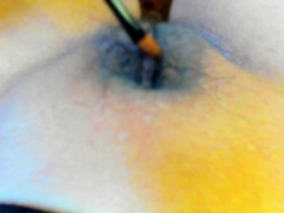 クリトリスをブラシで刺激したりマン毛を抜いたりする動画