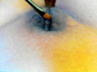 クリトリスをブラシで刺激したりマン毛を抜いたりする動画