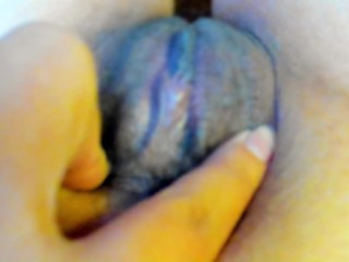 クリトリスをブラシで刺激したりマン毛を抜いたりする動画