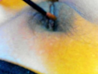 クリトリスをブラシで刺激したりマン毛を抜いたりする動画