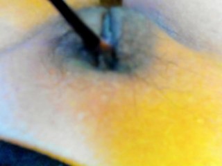 クリトリスをブラシで刺激したりマン毛を抜いたりする動画