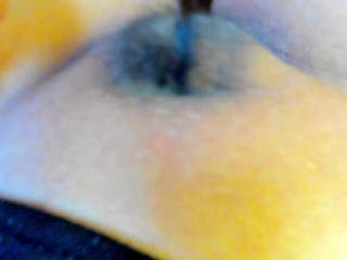 クリトリスをブラシで刺激したりマン毛を抜いたりする動画