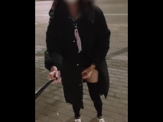 大衣下的水手服伪娘在路人和汽车经过旁露出自慰