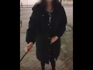 大衣下的水手服伪娘在路人和汽车经过旁露出自慰