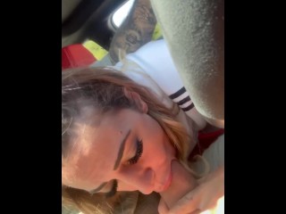 Pompino rischioso in macchina - Ingoia fino all’ultima goccia