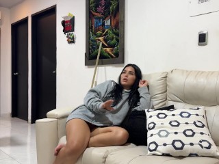 Convenzo a mi mejor amigo de hacer una pijamada para entrar al cuarto de su hermanastra y follarla.