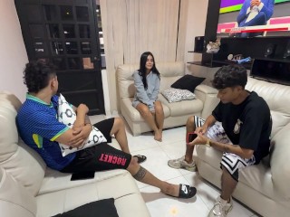 Convenzo a mi mejor amigo de hacer una pijamada para entrar al cuarto de su hermanastra y follarla.