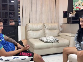 Convenzo a mi mejor amigo de hacer una pijamada para entrar al cuarto de su hermanastra y follarla.