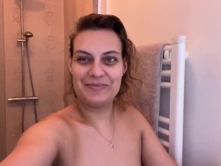 salope dans sa salle de bain